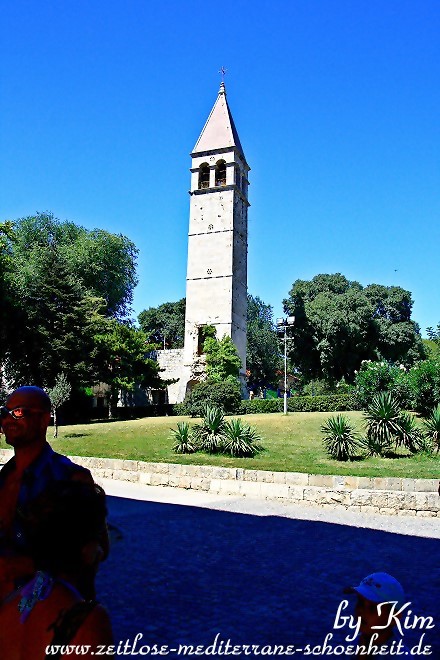 Glockenturm im Park am Goldenen Tor