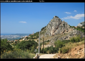 wie ein Dorn ragt der Gebirgsvorsprung von Klis in die Höhe