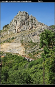 wie ein Dorn ragt der Gebirgsvorsprung von Klis in die Höhe