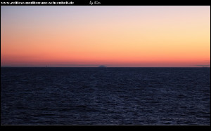 In der Ferne die markante Silhouette der Insel Svetac