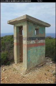 Tarnhäuschen auf dem Berg über den Tunneln mit versteckten Eingängen