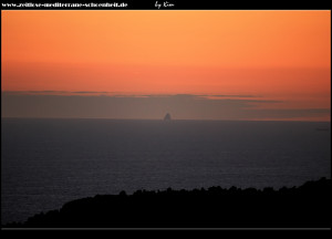 Blick auf die Vulkaninsel Jabuka in der Ferne