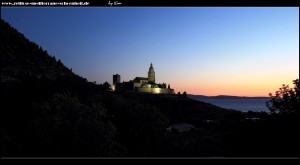 Sonnenuntergangsszenario an der Kirche und dem Kloster Sv. Nikola