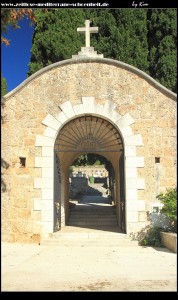 Zugang zum angeschlosenem Friedhof