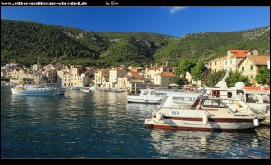 auf der Riva mit Blick auf den städtebaulich interessanten Norden Komižas