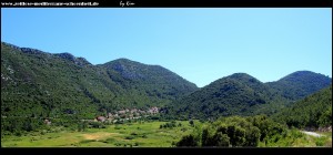 Blick ins Tal nach Osten mit dem Dorf Blato