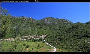 Blick ins Tal nach Osten mit dem Dorf Blato