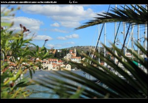 Entlang der Promenda im Osten der Halbinsel Gradina mit Blick auf die Altstadtinsel Kopara
