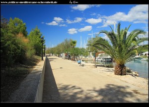 Entlang der Promenda im Osten der Halbinsel Gradina mit Blick auf die Altstadtinsel Kopara