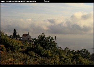 Blick auf die Crkva Ivan Krstitelj vom Dorf aus