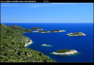 Blick auf Kosmač, Golić, Prećski Školj, dahinter die Halbinsel Dugi Rat und Rt Zaglavac