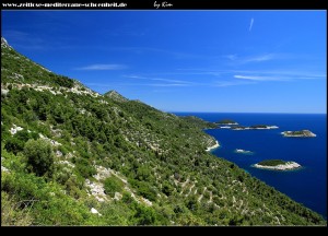 Blick auf Kosmač, Golić, Prećski Školj, dahinter die Halbinsel Dugi Rat und Rt Zaglavac