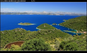 Blick auf Prožurska Luka mit Blatina, Pelješac, das Festlandgebirge und die Elafiten