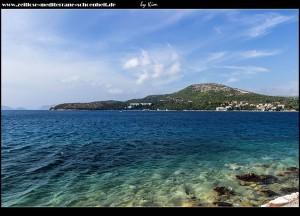 Blick auf den Buchteingang und das Hotel Osmine