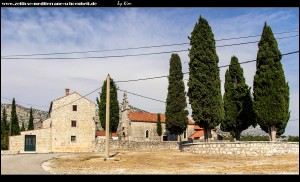 Gemeindekirche Sv. Vid mit Grundschule in Smokovljani