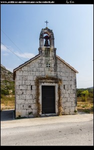 Kapelle am Rand des Feldes von Topolo