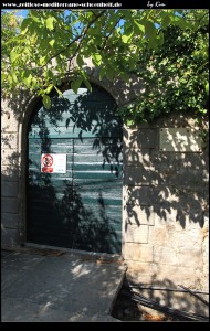 Über viele Stufen durch die Gasse runter zum Hafen - seitlicher Eingang zum Arboretum