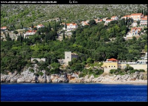 Orašac mit Schloss Arapovo/Soderini vom Meer aus betrachtet