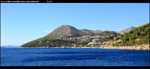 Orašac mit Schloss Arapovo/Soderini vom Meer aus betrachtet