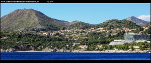 Orašac mit Schloss Arapovo/Soderini vom Meer aus betrachtet