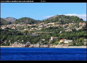 Orašac mit Schloss Arapovo/Soderini vom Meer aus betrachtet