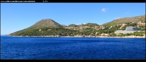 Orašac mit Schloss Arapovo/Soderini vom Meer aus betrachtet