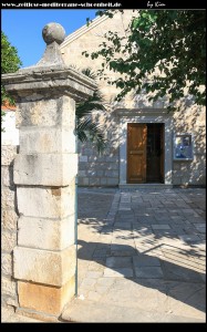 An der Pfarrkirche Sv. Spas mit angeschlossenem Friedhof