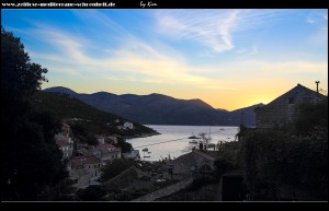 Sonnenaufgang hinter der Festlandküste mit Blick auf Suđurađ