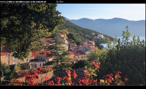 Sonnenaufgang hinter der Festlandküste mit Blick auf Suđurađ