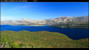 Blick auf die Bucht von Slano und seine umgebenden Berge