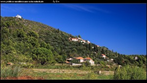 Unterhalb des Sv. Nikola Berges, am Rande des nordöstlichen Polje, steht der Landschlosskomplex Giardini