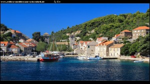 Ankunft im Hafen von Suđurađ auf Šipan mit Blick auf den schönen Ort samt imposanter Festungsanlagen