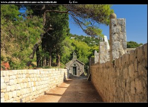 die Kirche Gospa od Šunja, samt Friedhof, freistehendem Glockenturm und 2 weiteren Kapellen