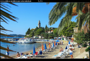 Der Strand, im Hintergrund das Franziskanerkloster