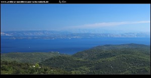 Blick nach Norden mit dem Mosor- und Biokovogebirge, sowie die Inseln Šolta, Brač und Hvar