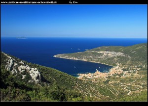 Blick auf Komiža, Svetac und Brusnik