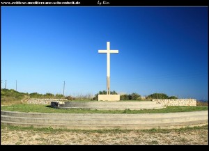 Unterhalb von Podselje steht auf der Straße nach Vis ein großes Kreuz