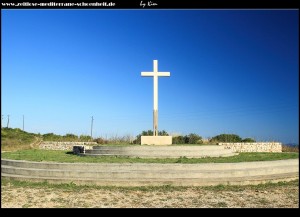 Unterhalb von Podselje steht auf der Straße nach Vis ein großes Kreuz