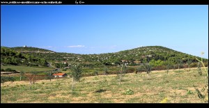 Borovo Polje mit altem Dorf  Stončica und der Festung Wellington auf einem Hügel