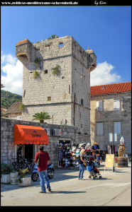 Im Westen von Luka mit Palmenpark, Fährhafen und dem Turm Perast