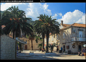 Trg 30. Mai 1992 mit Haus des Vičko Perast (rechts)