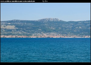 Blick auf das Festland mit der Stadt Kaštela und dem Kozjak-Gebirge dahinter