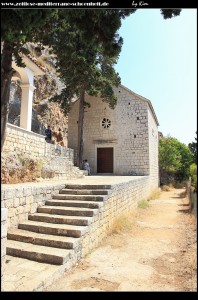 Die südöstliche Steilküste mit Eremitage und der Crkva Prizidnica