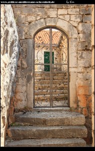 Die südöstliche Steilküste mit Eremitage und der Crkva Prizidnica