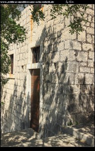 Die südöstliche Steilküste mit Eremitage und der Crkva Prizidnica