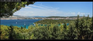Entlang der Saldun-Bucht mit tollen Ausblicken auf Okrug Gornji und die Bucht  Uvala Racetinovac
