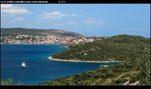 Entlang der Saldun-Bucht mit tollen Ausblicken auf Okrug Gornji und die Bucht  Uvala Racetinovac