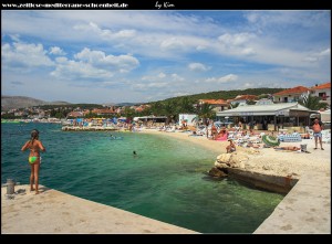 Strand - und Hafenbereich von Okrug gornji
