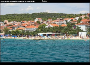 Strand - und Hafenbereich von Okrug gornji