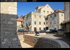 Vor dem Kastell der Platz Brce